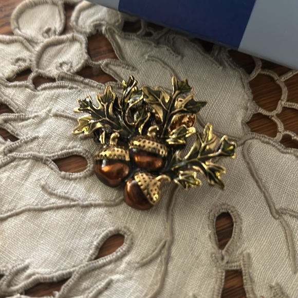 Vintage AVON Gold Tone Acorn Pin Signed - Picture 3 of 8